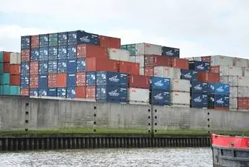 Тысячи контейнерных терминалов заполняют береговую линию.