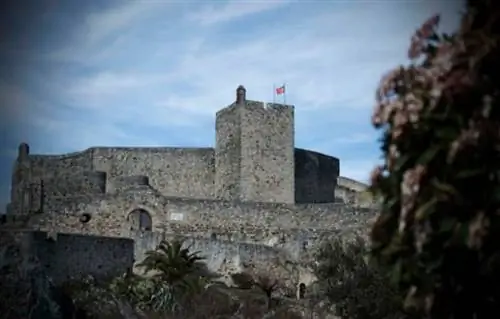 Замок Марваос, возвышающийся над португальской деревней на вершине холма