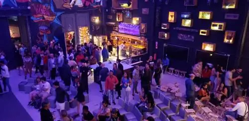 Наслаждаясь спокойной ночью в клубе в Гаване, Куба.