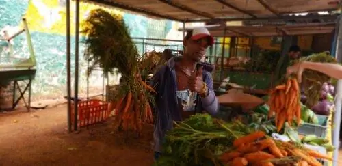 Украшенный граффити рынок на Кубе