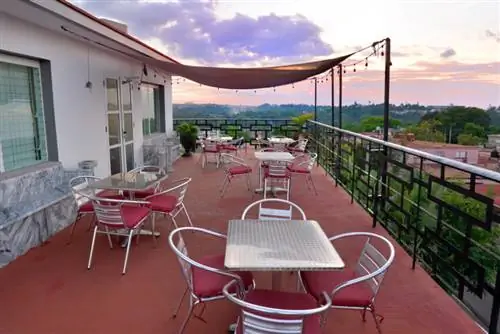 С большой открытой террасы Chateau Blanc открывается потрясающий вид на кубинскую сельскую местность.