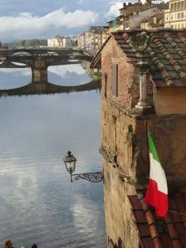 Флорентийский мост с итальянским флагом