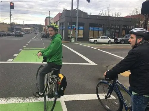 Езда на велосипеде - серьезный бизнес в Портленде, где многие люди используют свои велосипеды для поездок на работу больше, чем в любом другом крупном городе США.