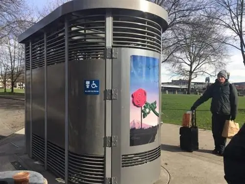 Общественные туалеты в европейском стиле - еще одна вещь, которая делает Портленд отличным городом для прогулок.