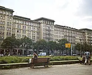 Многие из построек в стиле «социалистического реализма» вдоль Карл-Маркс-Аллее изначально были спроектированы как жилье для рабочих.