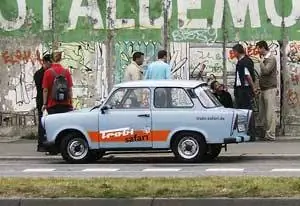 «Траби» из берлинского Trabant Safari припаркован рядом с галереей Ист-Сайд.