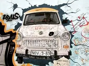 Фреска Trabant, одна из самых известных фресок, которая является частью галереи Ист-Сайд, печально покрыта граффити.