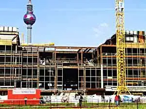 На этой сцене изображен Дворец Республики в мае 2006 года, вскоре после начала его сноса.