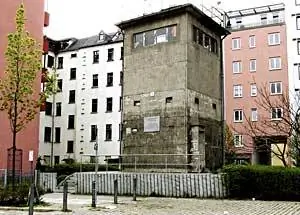 Эта бывшая восточногерманская пограничная башня теперь является памятником первому человеку, убитому при попытке бегства на Запад.