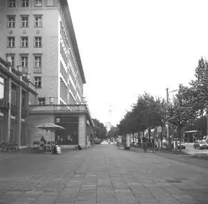 Снято на Карл-Маркс-Аллее возле кафе Сибилль. Магазин Karl Marx Buchhandlung находится слева, и ему были показаны заключительные сцены фильма «Жизнь других».