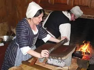 Измельчение какао-бобов в шоколад на Празднике шоколада американского наследия, спонсируемом Mars Inc. в Историческом Дирфилде.