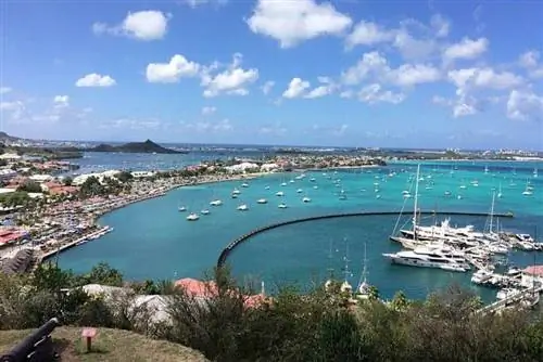 Вид на французский Сен-Мартен и залив из форта Луи. Фотографии Шэрон Курц