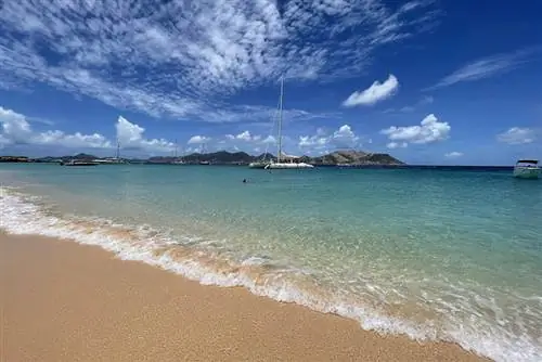 Вид на бирюзовые воды с острова Тинтамарре Французский Сен-Мартен.