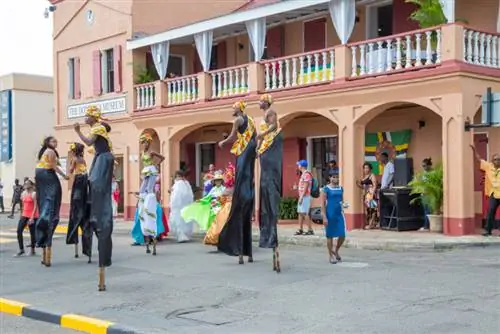 Выступление на ходулях перед заливом Розо