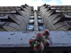 Le Bloc находится здесь, в многоквартирном доме в Париже, захваченном скваттерами. Фотографии Джоанны Гонсалес.