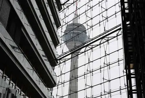 Рейнскую башню, самое высокое здание в городе, высотой 789 футов, можно увидеть через соседнее стеклянное офисное здание.