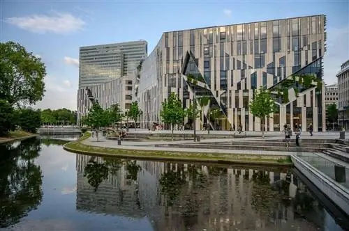 Ко-Боген - привлекательный комплекс на Королевской аллее, спроектированный архитектором Даниэлем Либескиндом.