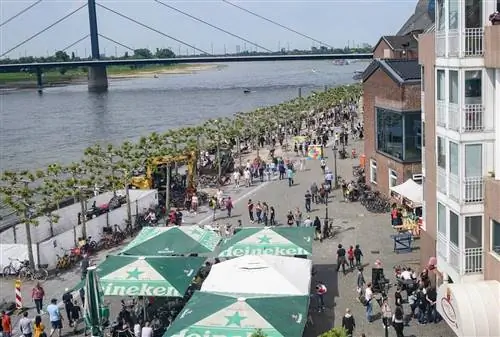 Набережная реки Рейн. На фото Донни Секстон.