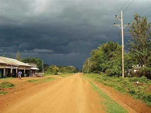 Главная дорога в Сигомере, Кения, перед ливнем.