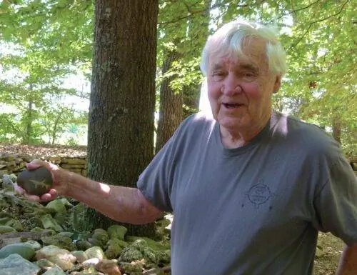 Том Хендрикс показывает одну из окаменелостей, которую посетитель добавил к его стене в 2015 году. Фотографии Джеки Финч.