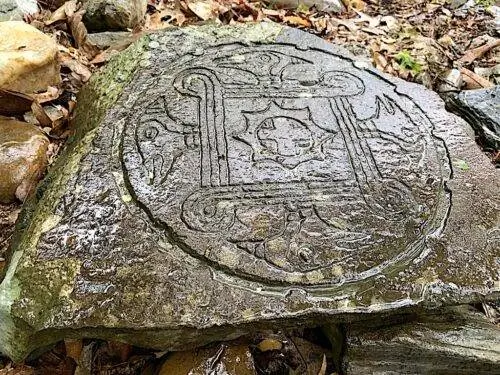 Резной камень является частью Стены Тома.