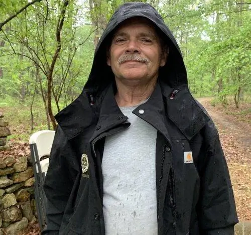 Трейс Хендрикс, гордый сын Тома, встречает наш туристический автобус в дождливый день.