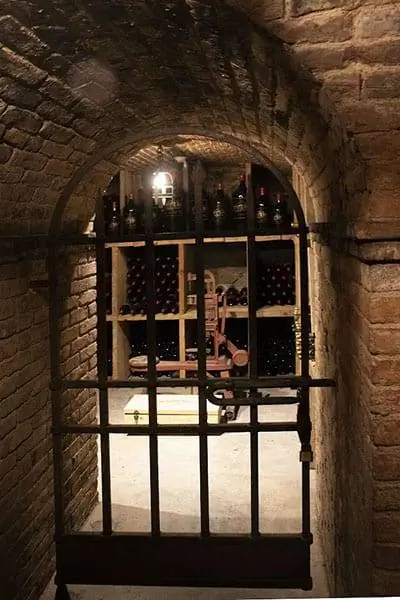 Загляните в зал, где можно попробовать действительно особенные вина Саттуи. Мне понравилось вино, которое мы попробовали (и привезли с собой домой), но действительно особенные вина доступны только по приглашению. Мы, простые посетители, могли только мельком увидеть помещение, где гости Саттуи могут его попробовать. Фото Адриана Тайсо.