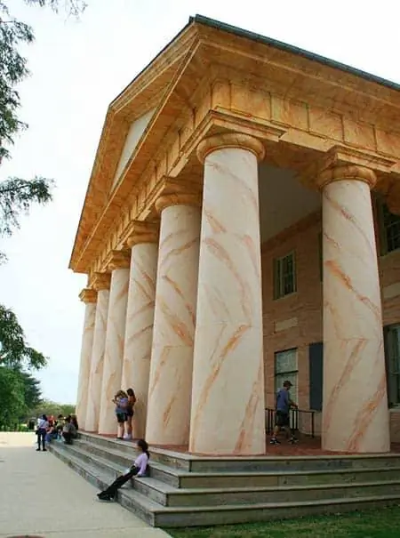 Арлингтон-Хаус с 8 массивными колоннадами