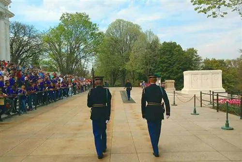 Восторженная галерея наблюдает, как 3-й пехотный полк США, известный как «Старая гвардия», охраняет могилу Неизвестного солдата.