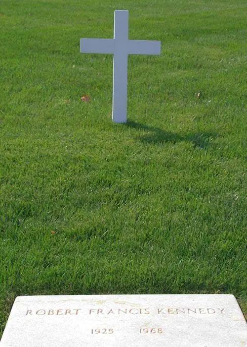 Роберт Кеннеди предпочитал могилу без украшений. Его простота, кажется, создает большую потерю