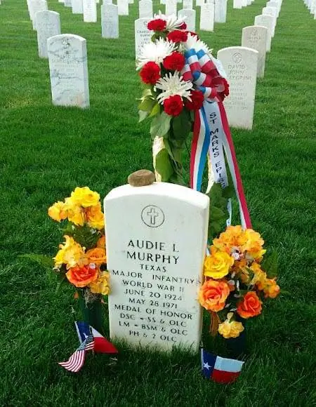 К концу Второй мировой войны Мерфи стал одним из самых титулованных солдат страны, заработав беспрецедентные 28 медалей (в том числе три из Франции и одну из Бельгии). Мерфи был трижды ранен во время войны. В мае 1945 года, когда в Европе объявили о победе, ему еще не исполнился 21 год.