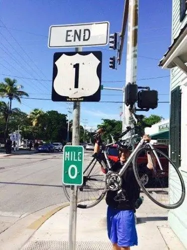 Mile Marker 0 US Highway 1 во время езды на велосипеде по ключам