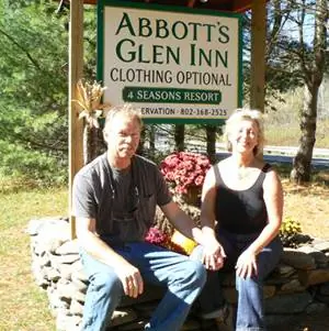 Эми и Линди из Abbotts Glen Inn в Галифаксе, штат Вермонт, один из самых красивых нудистских курортов Новой Англии. Фотографии Макса Хартшорна.