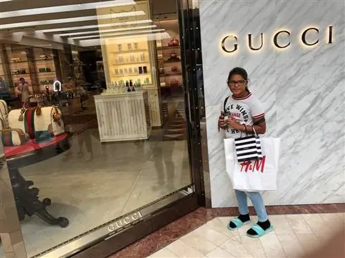 Софи Косме с удовольствием посетила магазин Gucci на South Coast Plaza в Коста-Меса, Калифорния.