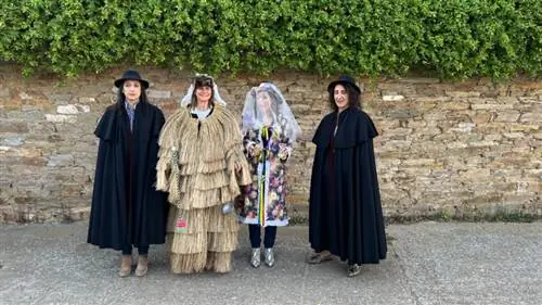 Жители села разрешили нам с друзьями примерить традиционные костюмы.