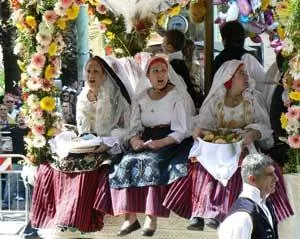 Девушки в Калигиари, на параде пира. фотографии Макса Хартсхорна.