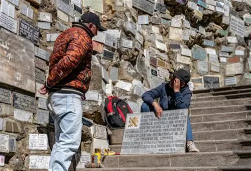 Мраморные и металлические таблички покрывают каменные стены на пути к церкви Сантуарио-де-лас-Лахас.