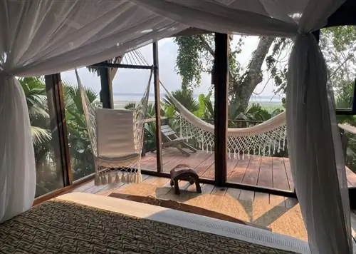 Вид на реку Амазонку с моей кровати в Canaloa Amazonas.