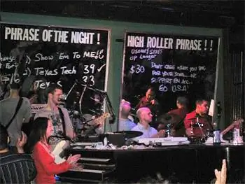 Дуэль пианино в Howl at the Moon в Сан-Антонио.