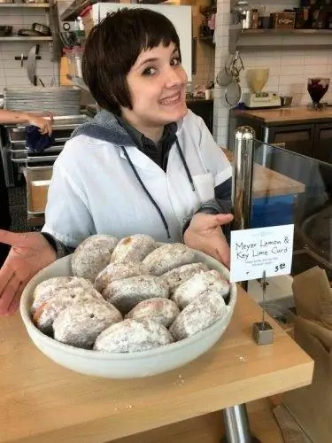 Blue Star Donuts - еще один уважаемый поставщик жареных во фритюре угощений, которыми славится Портленд.