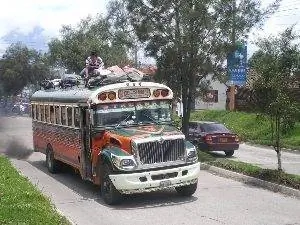 Местный автобус с пассажиром наверху.