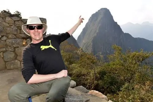 Image Я направляюсь к вершине Waynapicchu, заявил молодой щенок в нашей группе, Dustin Catuzzi. Только небольшая избранная лотерея отважных туристов может испытать это дополнительное удовольствие.