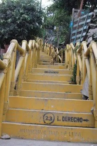 Желтая лестница.