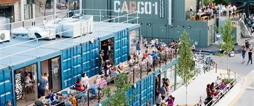 Cargo at Wapping Wharf предлагает покупателям и посетителям кафе насладиться десятками различных магазинов, построенных из транспортных контейнеров.