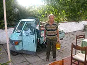 Сэр Пиццо доставляет вино на вечер