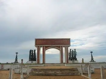 Мемориальная арка в Точке невозврата, где рабы исчезали на кораблях, чтобы никогда не вернуться домой.