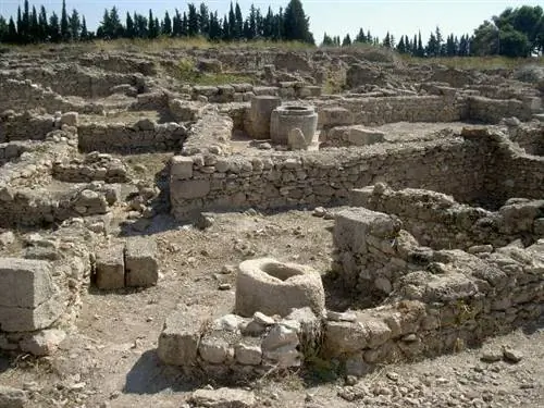 Угаритские остатки строительной конструкции с каменными сосудами Саллум