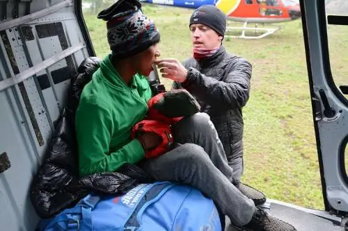 Глобальное спасение. Помощь пассажиру в посадке в вертолет.