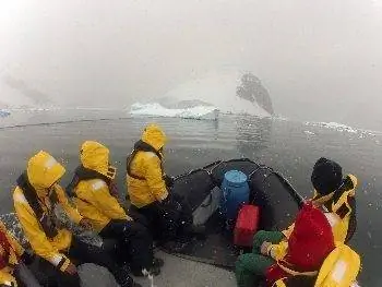 Круиз на зодиаке в метель возле острова Кувервиль. На фото Зайд Магомеди.