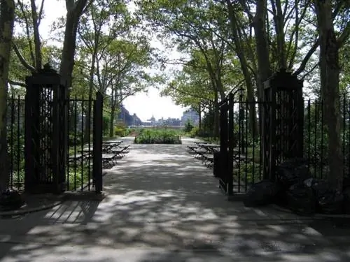 Corlears Hook Park Gate приветствует посетителей. Corlears Hook Park Gate приветствует посетителей.